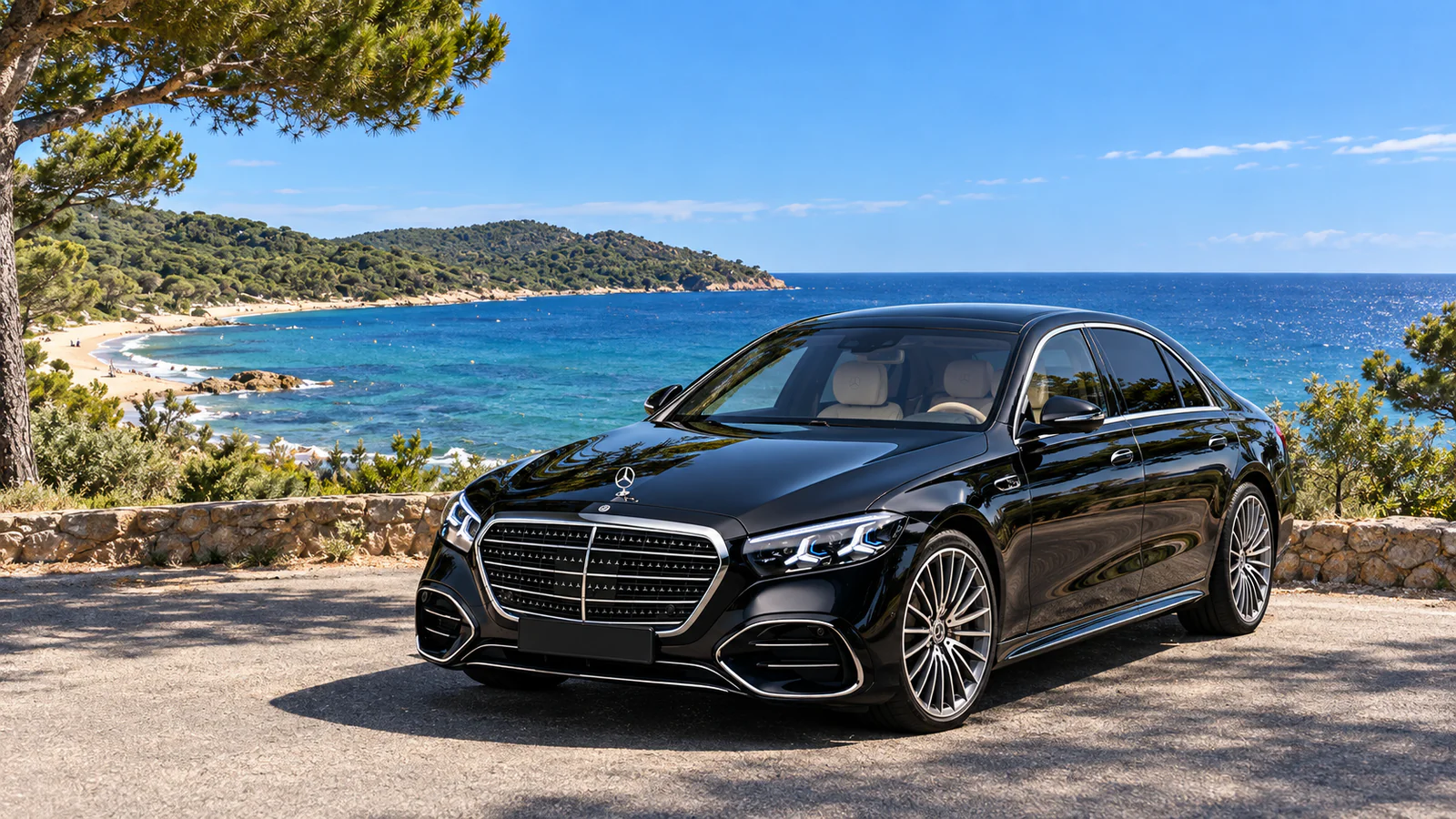 Mercedes-Benz Classe S AMG Line noire au bord de mer à Gigaro, La Croix-Valmer, sous le soleil de juillet